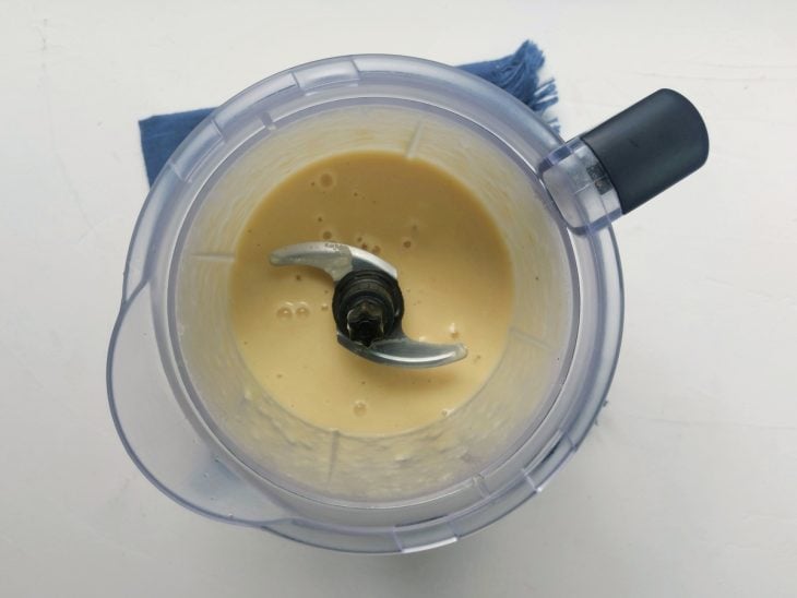 Um liquidificador com a mistura dos ingredientes para o creme e batata.