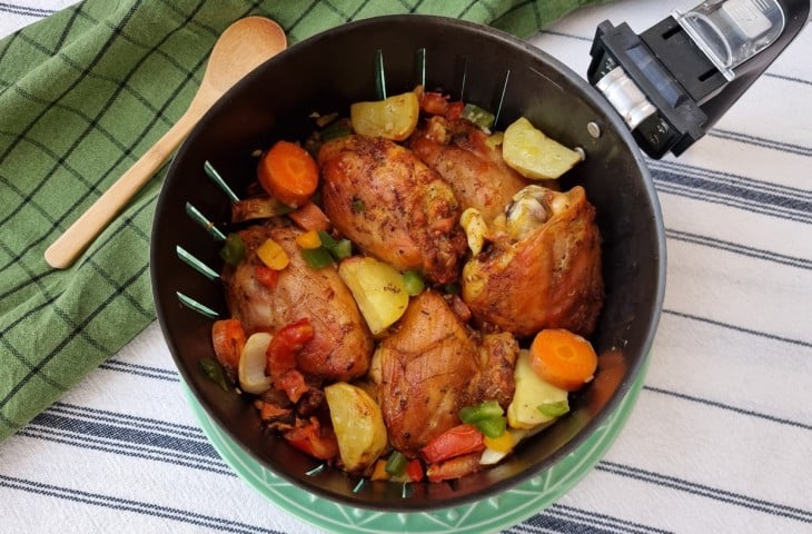 Frango com legumes na airfryer