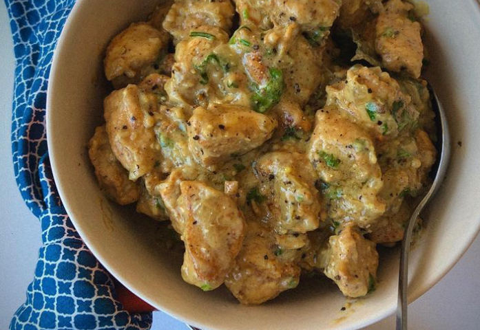 Frango com leite de coco e pasta de amendoim