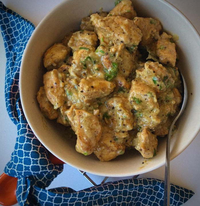 Frango com leite de coco e pasta de amendoim