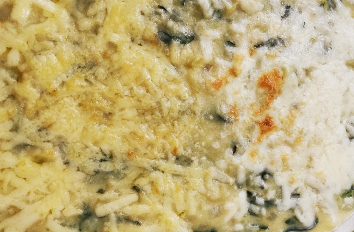 Frango com molho de batata e espinafre