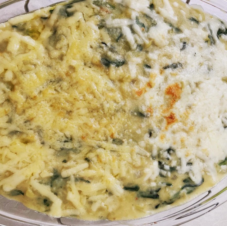 Frango com molho de batata e espinafre