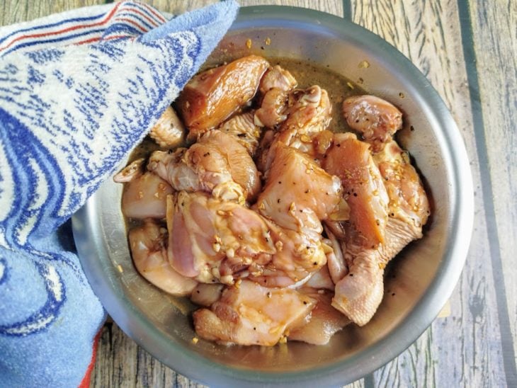 Frango na marinada em uma tigela.