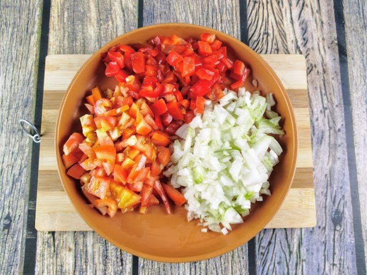 Ingredientes picados em cubos em um prato.