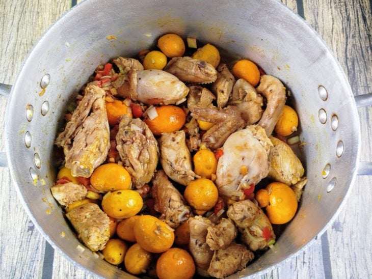 Pimentão, tomate e temperos adicionados na panela.