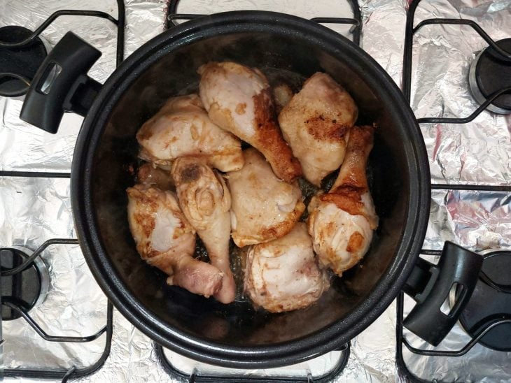 Outro lado do frango sendo selado.