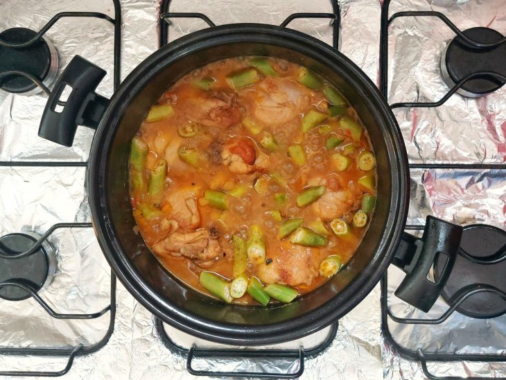 Quiabo adicionado na mistura de frango e outros legumes.