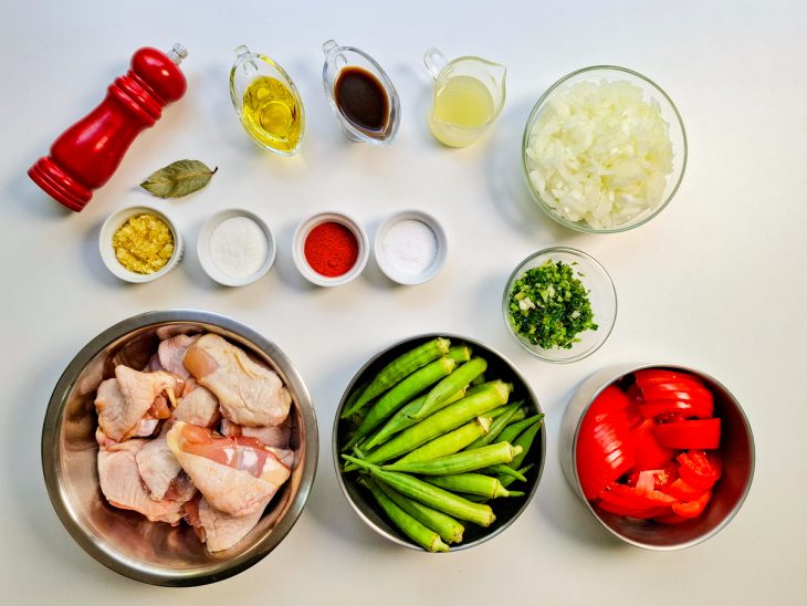 Ingredientes separados sobre a bancada.