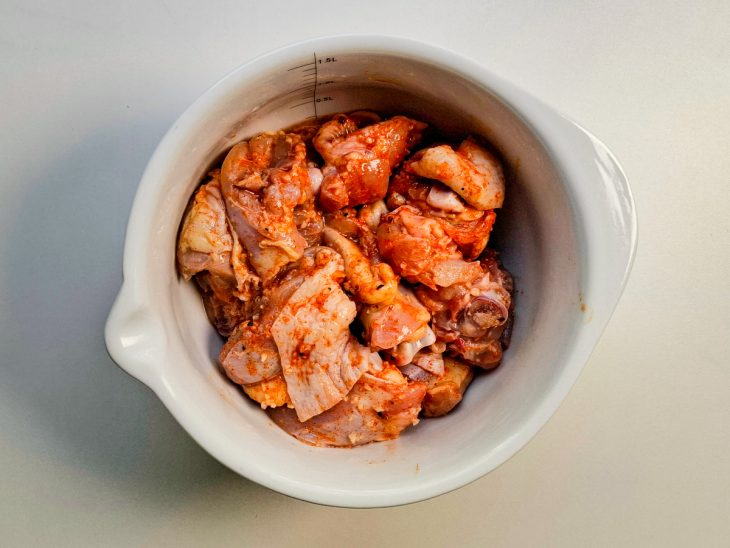 Frango temperado na tigela.