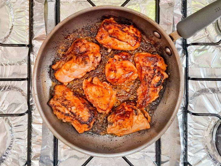 Frango cozinhando na panela.