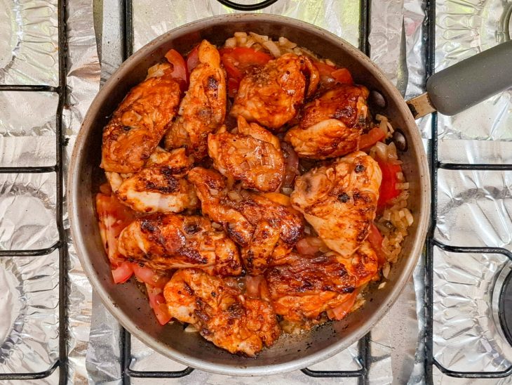 Molho inglês adicionado ao frango.