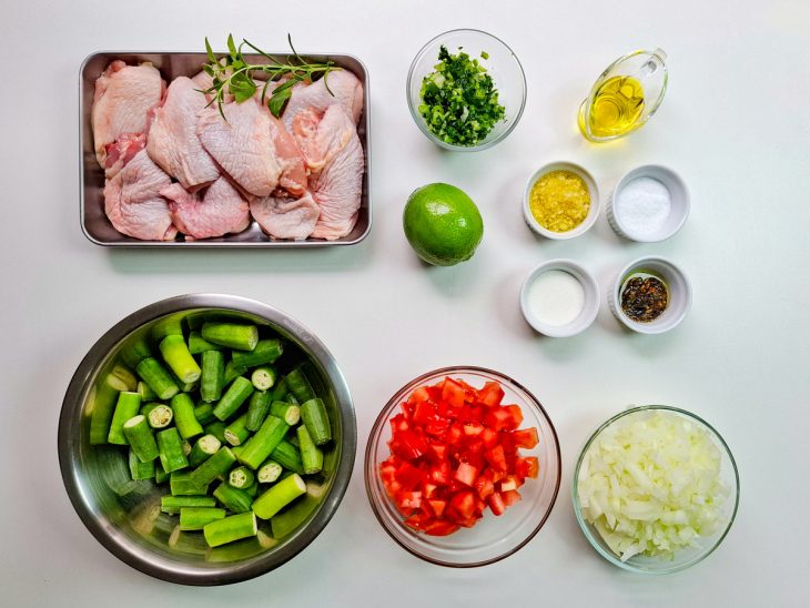 Ingredientes reunidos na bancada.