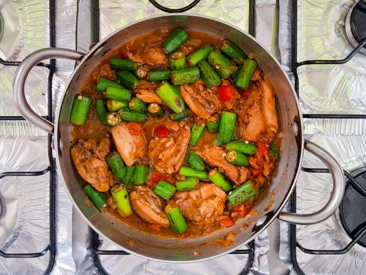 Na panela do frango, o quiabo é adicionado.