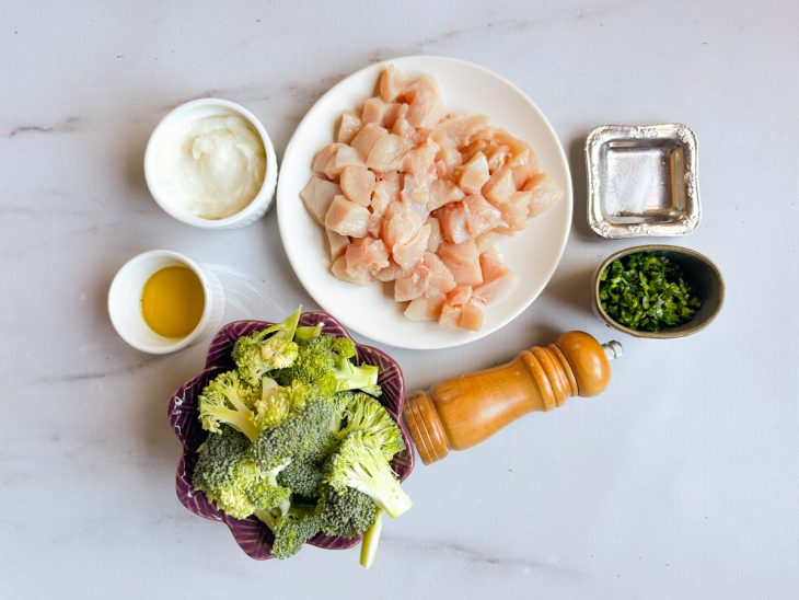 Ingredientes reunidos na bancada.