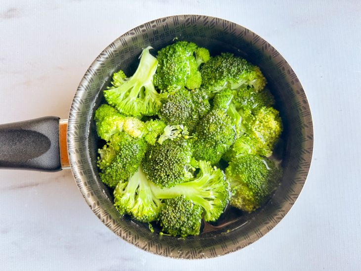 Brócolis na panela.