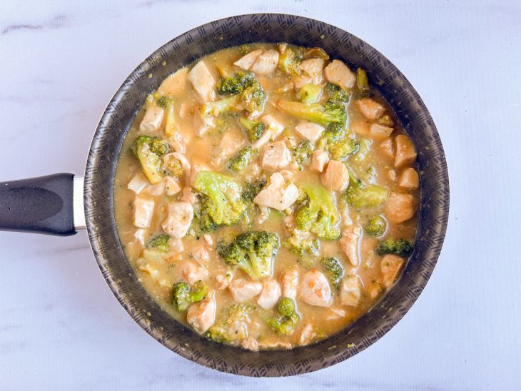 Na frigideira, sal, pimenta e o requeijão adicionados.