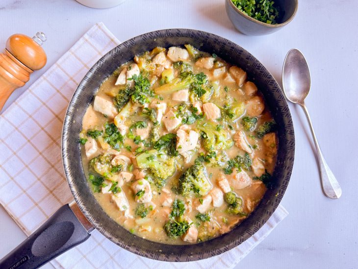 Na frigideira, com tudo incorporado, salsinha adicionada.