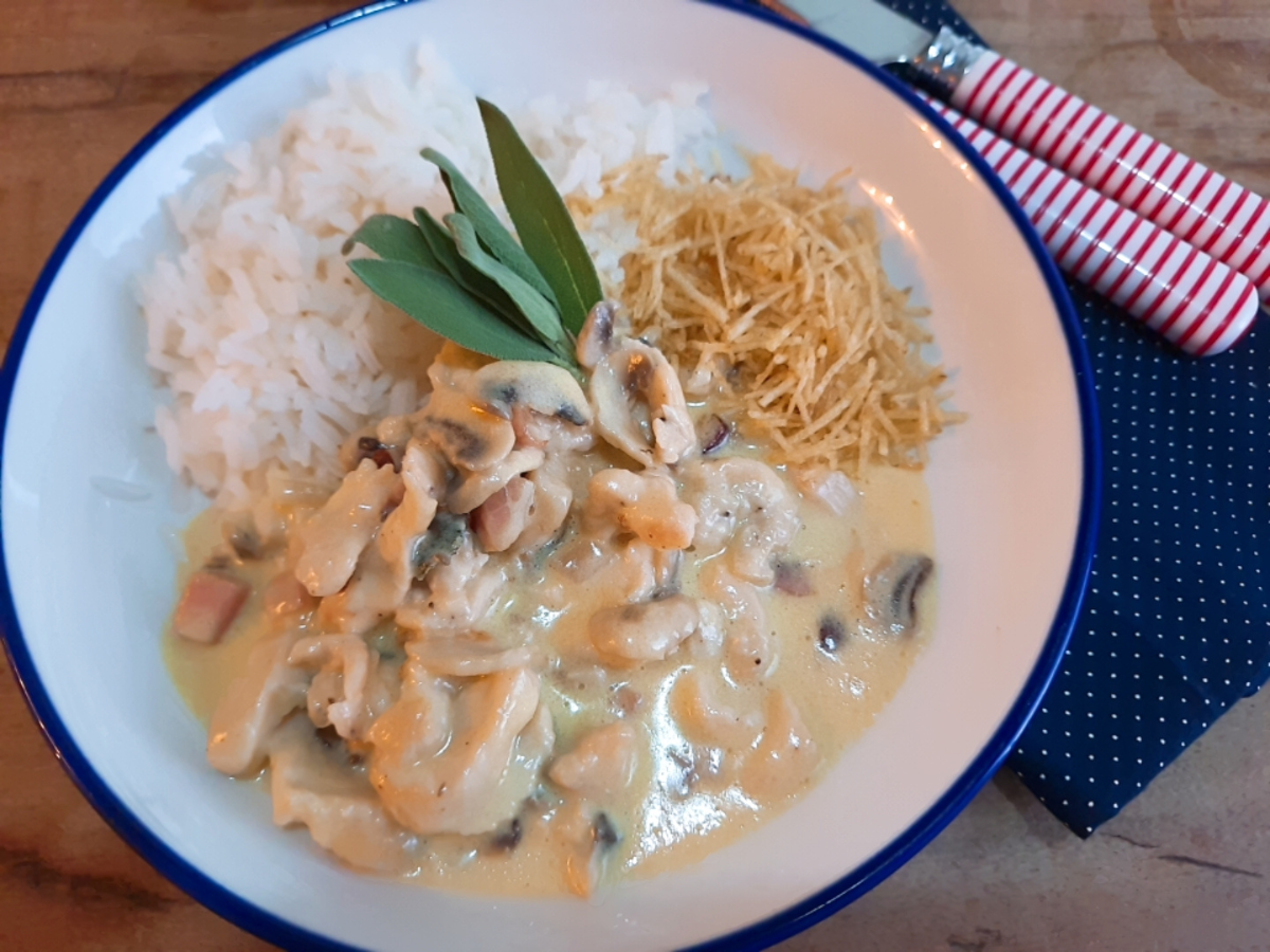 Frango cremoso com cogumelos e bacon