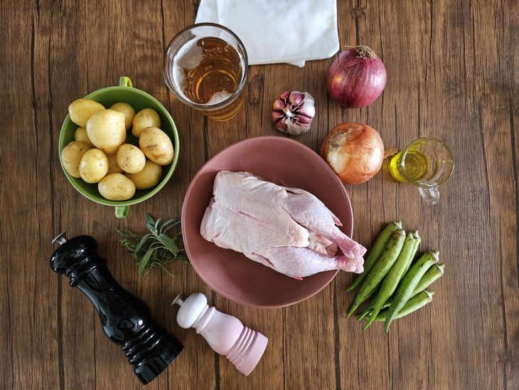 Uma bancada com os ingredientes separados.