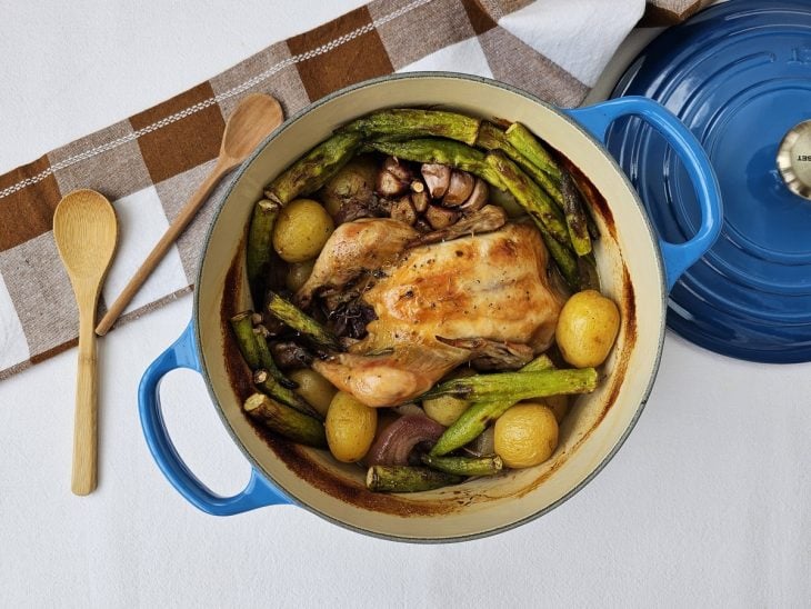 Uma panela contendo legumes e frango defumado.