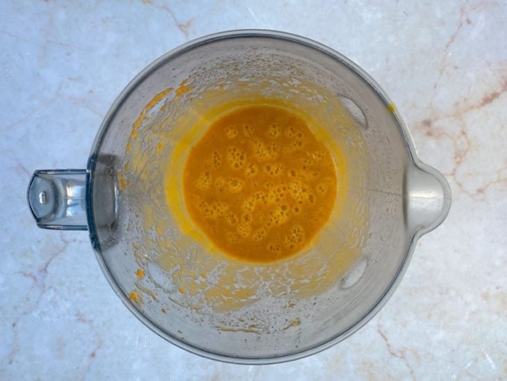 Ingredientes que foram cozidos na panela de presão batidos dentro do liquidificador.