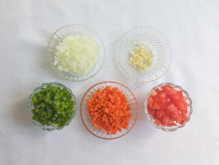 Ingredientes picados e reservados em recipientes distintos.