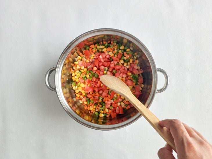 Ingredientes em uma panela com azeite.