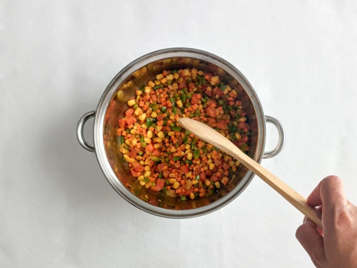 Ingredientes temperados na panela.
