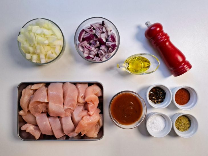 Ingredientes para a receita reunidos em uma bancada.