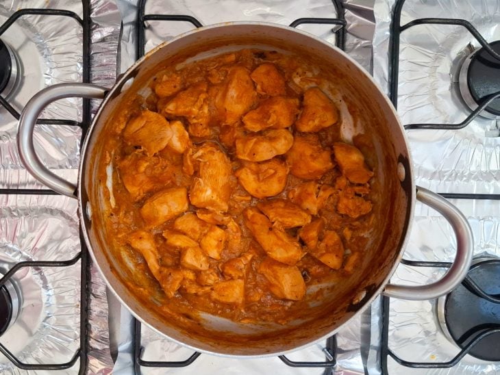 Frango cozido na panela.