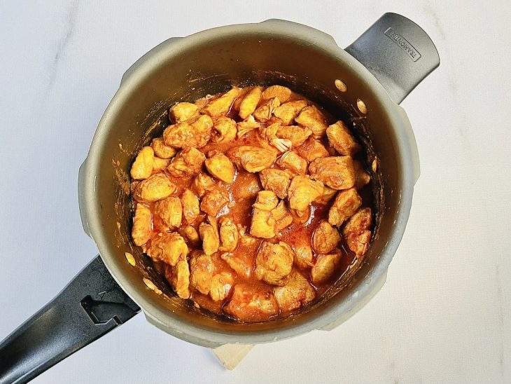 Frango com molho reduzido na panela.