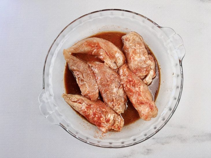 Filés de frango devidamente temperados.