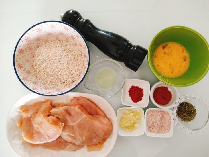 Ingredientes para a receita de frango empanado com aveia assado.