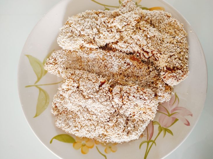 Filés de frango empanados e separados em um prato.