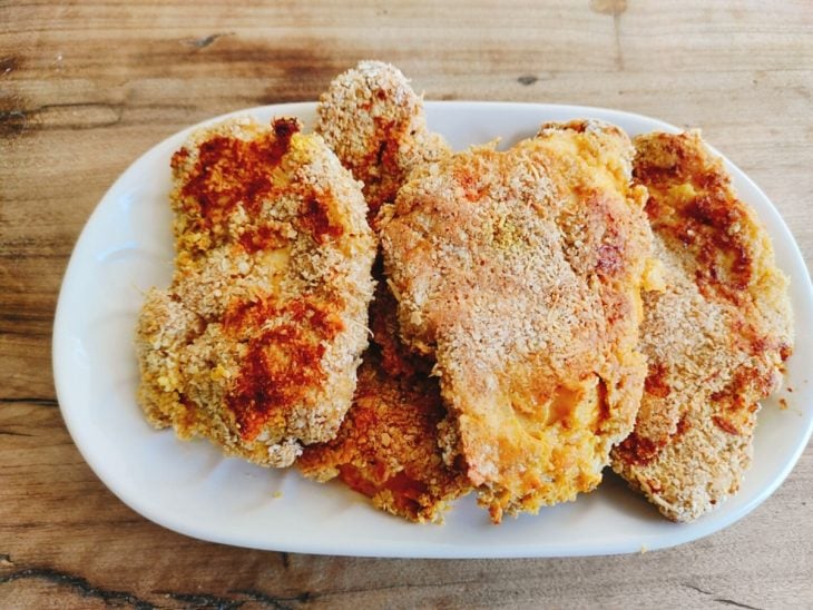 Frango empanado com aveia assado pronto para consumo.