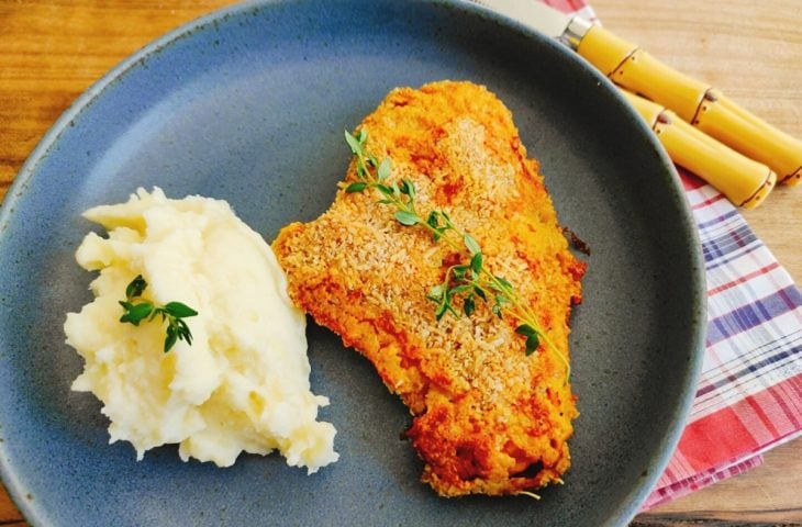 Frango empanado com aveia assado