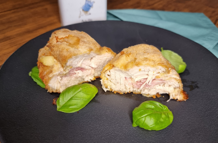 Frango empanado e recheado