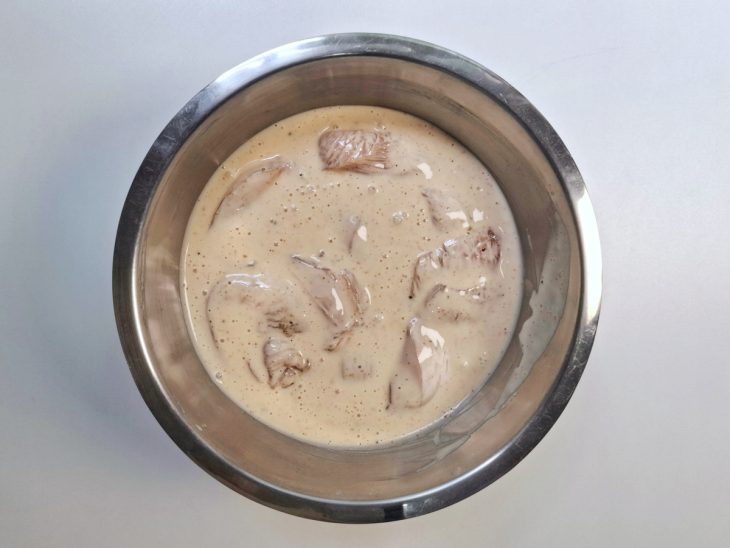 Tiras de frango adicionadas a tigela de alumínio.