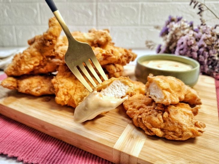 Frango empanado pronto para consumo.