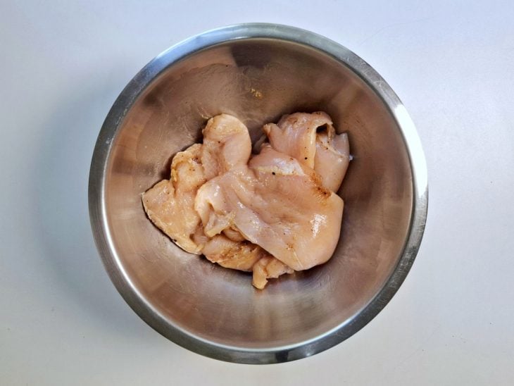Filés de frango temperados em um bowl.