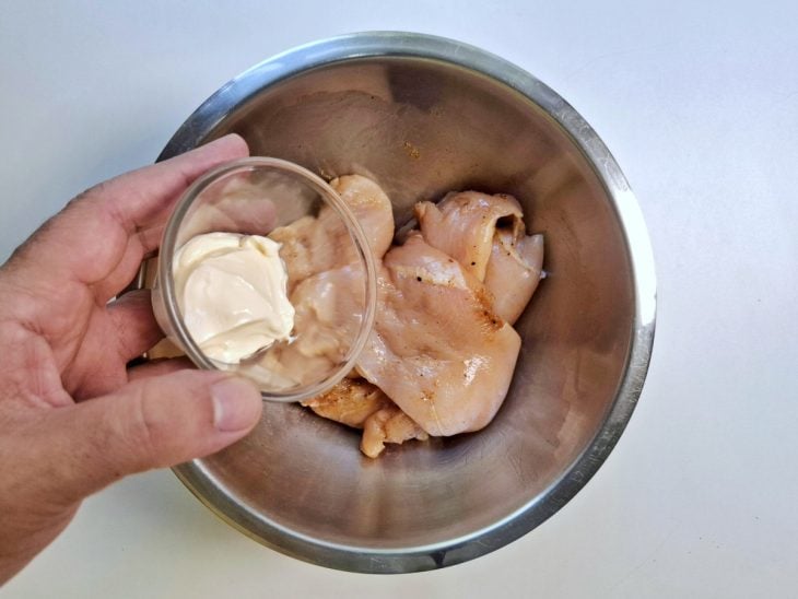 Maionese adicionada nos filés de frango.