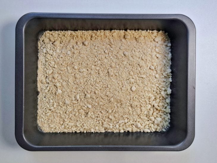 Farinha Panko e temperos adicionados em uma assadeira para empanar.