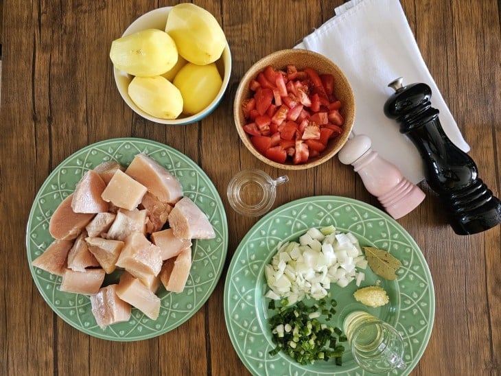 Uma bancada com os ingredientes separados.