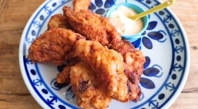 Frango frito com molho de mostarda e mel