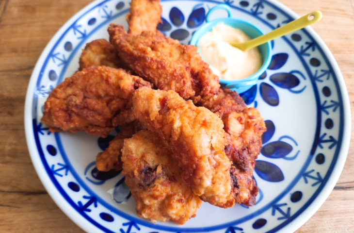 Frango frito com molho de mostarda e mel