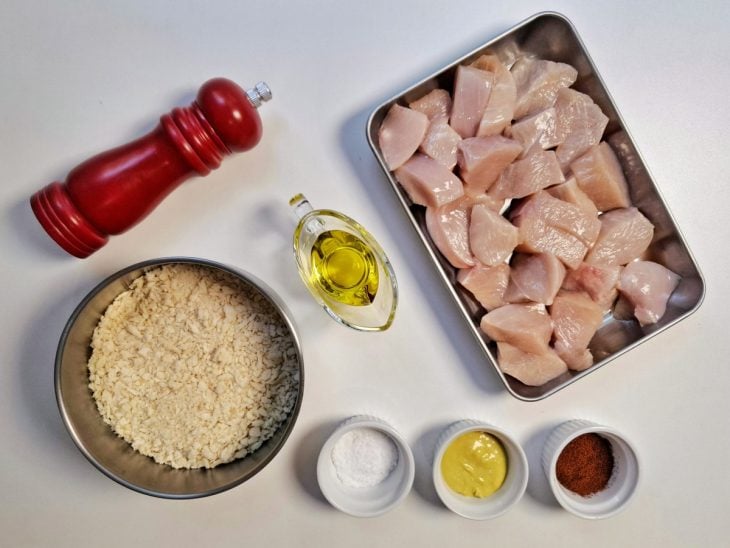 Ingredientes para a receita reunidos em uma superfície.