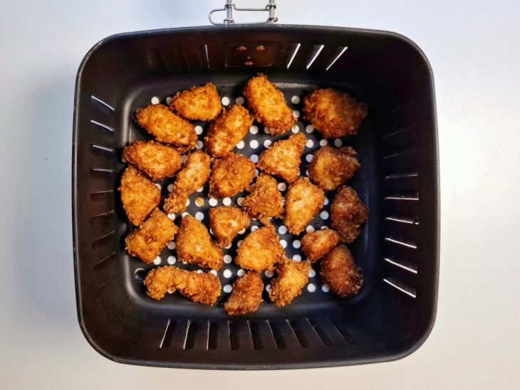 Frangos fritos no cesto da Air Fryer.