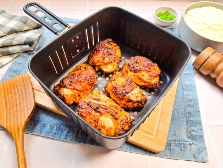 Frangos prontos no cesto da Air Fryer.