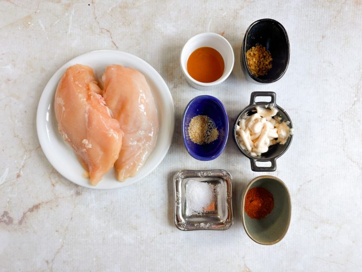 Ingredientes organizados na bancada.