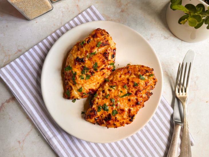 Frango na air fryer suculento servido no prato